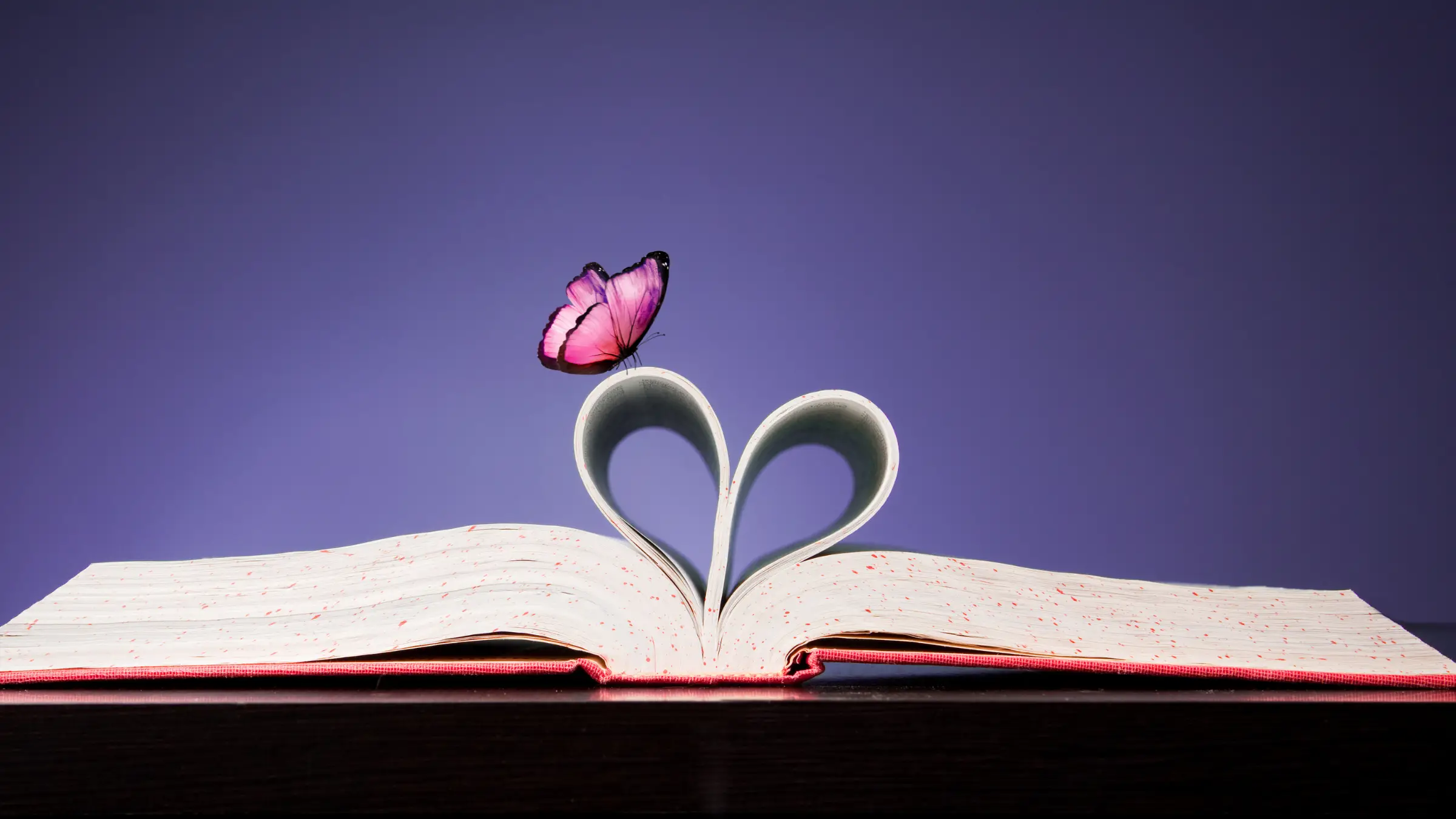 ノートに恋の悩みや落書きが描かれた甘研カード。「甘研」の文字と蝶が添えられ、恋心を楽しく研究するイメージ