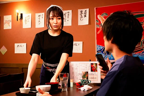 アルバイト中の由衣と、視線を交わす直哉。ぎこちない再会の第一歩