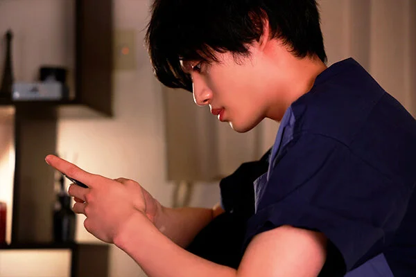 スマホを見つめる直哉。由衣から届いたLINEが、再び心を揺らす瞬間