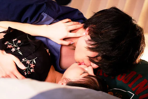 ベッドの上で由衣に口づける直哉。止められない再会の情熱があふれ出す瞬間