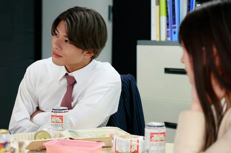 深夜残業の食事シーン、落ち着いた表情に過去の思い出がよみがえるひととき