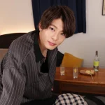 東雲怜弥が柔らかい笑顔で見つめてくれるトップショット。親密な雰囲気の部屋で、甘く優しい時間が始まりそう。