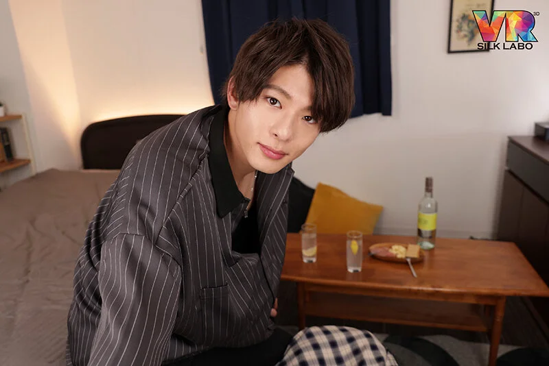 東雲怜弥が柔らかい笑顔で見つめてくれるトップショット。親密な雰囲気の部屋で、甘く優しい時間が始まりそう。