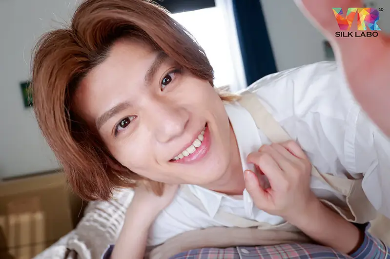 保志健斗が柔らかい笑顔で見つめてくれるトップショット。親密な雰囲気の部屋で、甘く優しい時間が始まりそう。