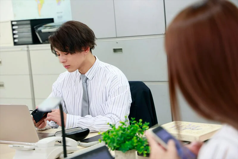 メガネを外した八神が真剣にパソコンを見つめる姿。裏アカ男子の片鱗が垣間見える