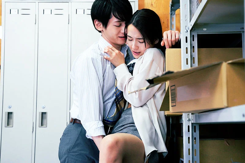 抱き寄せながら微笑む向理来。 熱とやさしさが入り混じる、恋の余韻を感じる一枚