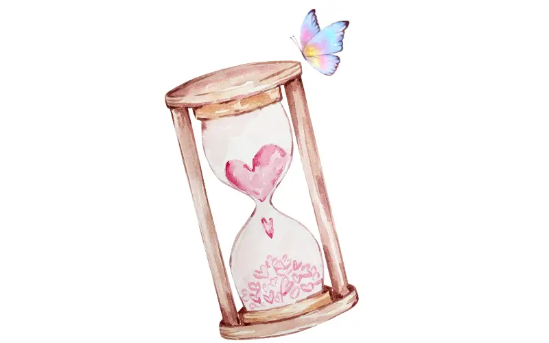 「ハート入りの砂時計と蝶のイラスト。恋のタイミングや心の変化を表した背景