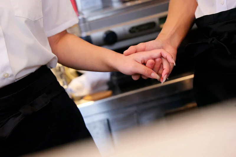 キッチンでそっと手を重ね合うふたり。触れた手から伝わる気持ち