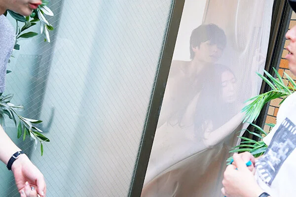 薄いカーテンの向こう、秘密の時間を共有する恋人たち