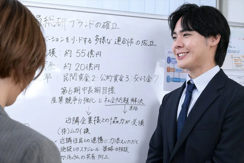 ホワイトボード越しに見せる太一くんの柔らかな笑顔。まっすぐ向けられる視線にときめきが灯る
