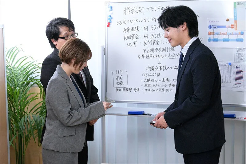 名刺交換の一瞬に息が詰まる。大人になった「距離の再確認」に、ふたりの心がそっと揺れる