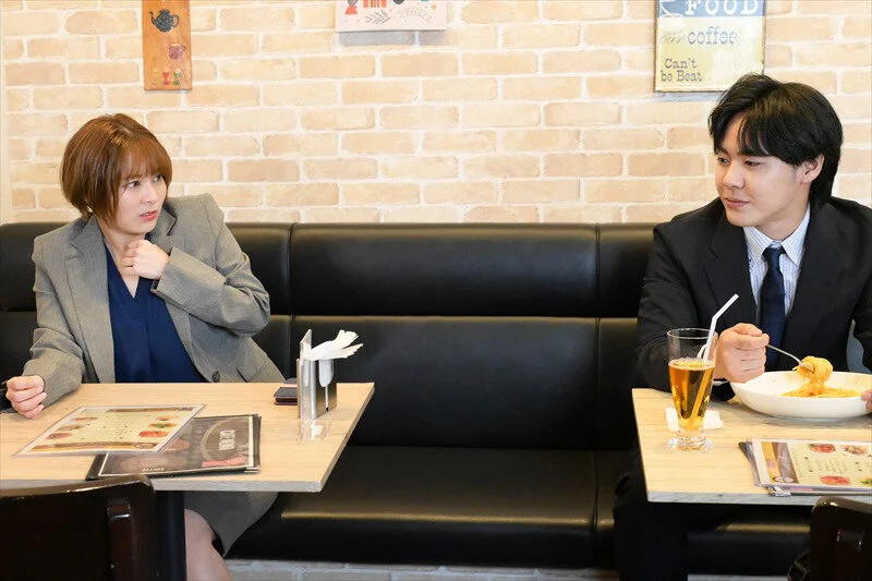 偶然隣り合ったランチ。視線が合うたびに、忘れていた気持ちが静かに蘇っていく
