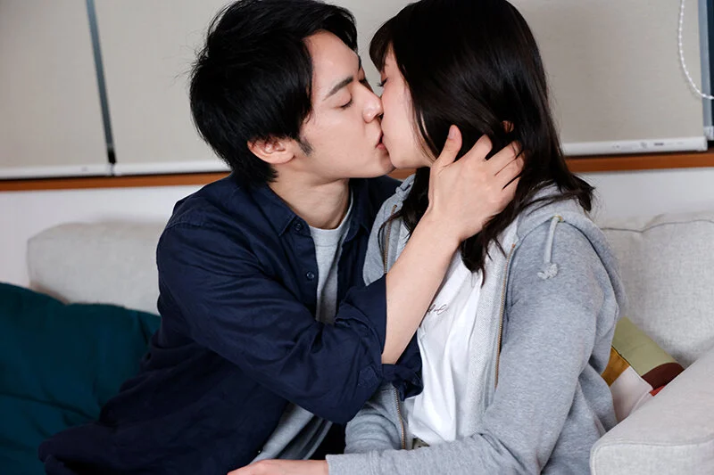 抑えていた気持ちがほどけていくように、そっと触れ合った甘いキス