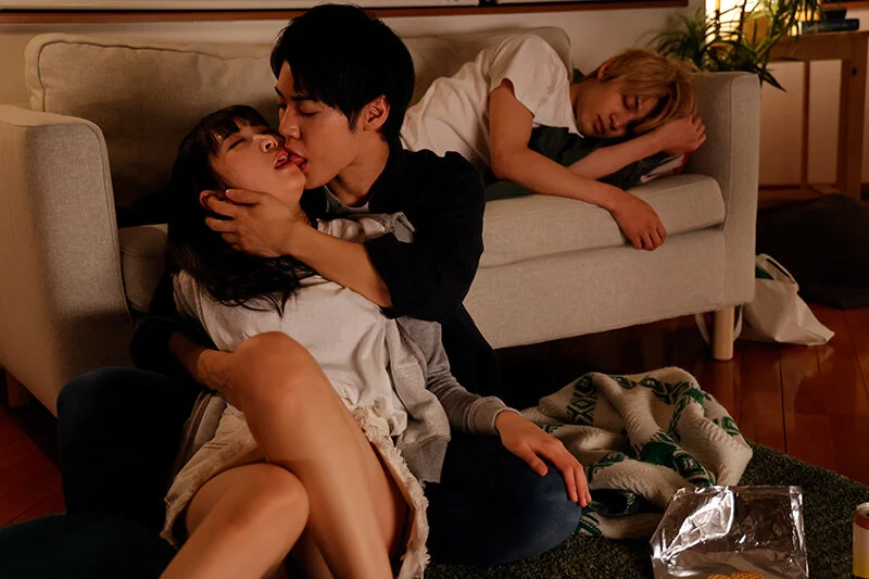 友人が眠るソファの下で、抑えきれない想いがあふれ出すほど強く惹かれ合うふたり