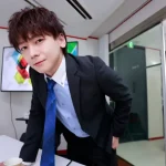 向理来。クールなのに少し甘えたまなざしでこちらを見つめる“距離の近い”オフィスシーン