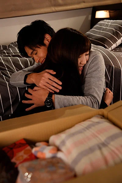 抑えていた感情がほどけ、そっと抱き合う二人のぬくもりのある瞬間