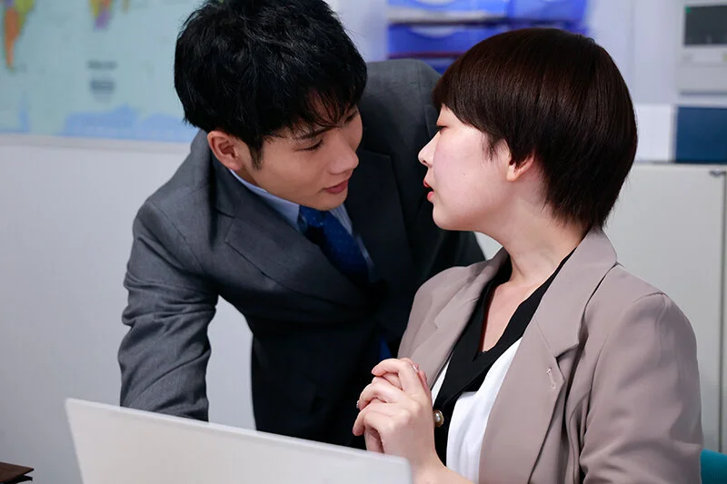 仕事中、千歳小梅くんがふと彩音に顔を寄せる瞬間。急に意識してしまうような近い距離感