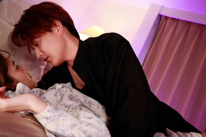 ベッドの上で彼女に覆いかぶさり、そっと熱を伝えるように見つめる天道いっさ