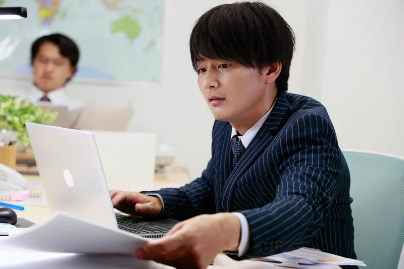 仕事に向き合いながらも、どこか彼女を気にしてしまう天道一然の横顔。真剣さの奥に、想いが滲む瞬間