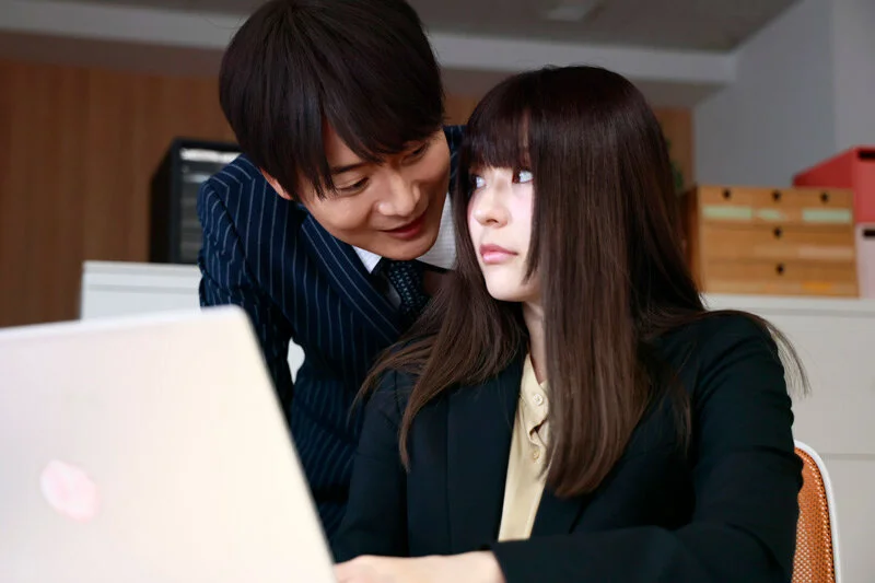 そっと距離を縮めるように、彼女の作業を覗き込む一然。ふたりの間にまだ名前のつかない“気配”が生まれるシーン