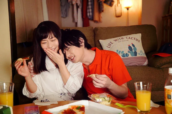 並んで食事をしながら笑い合うふたり。恋の温度が、日常の中でやさしく育っていく。