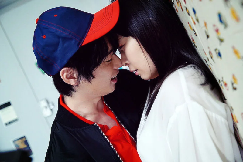 視線が絡んで、言葉がいらなくなる距離。玄関先で始まる恋の熱が、静かに高まっていく。