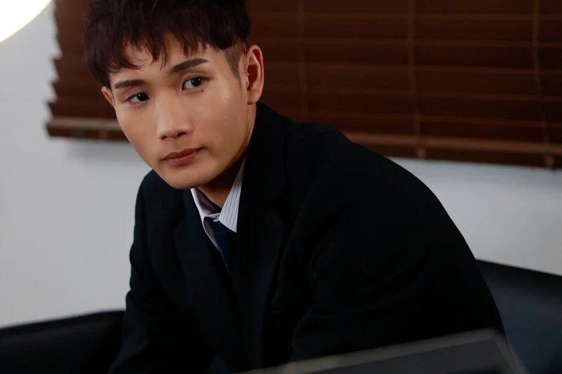 ふと視線を落とす彼の横顔。静かな表情の奥に、揺れる想いが隠れている。