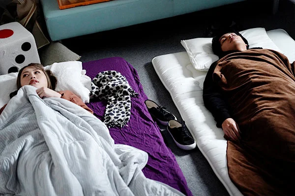 仮眠室で並んで横になるふたり。眠れない夜に、心だけがそっと目を覚ましていく。