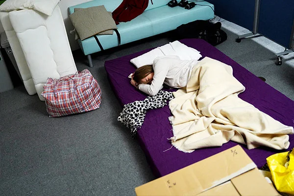 仮眠室で眠る彼女の横顔。