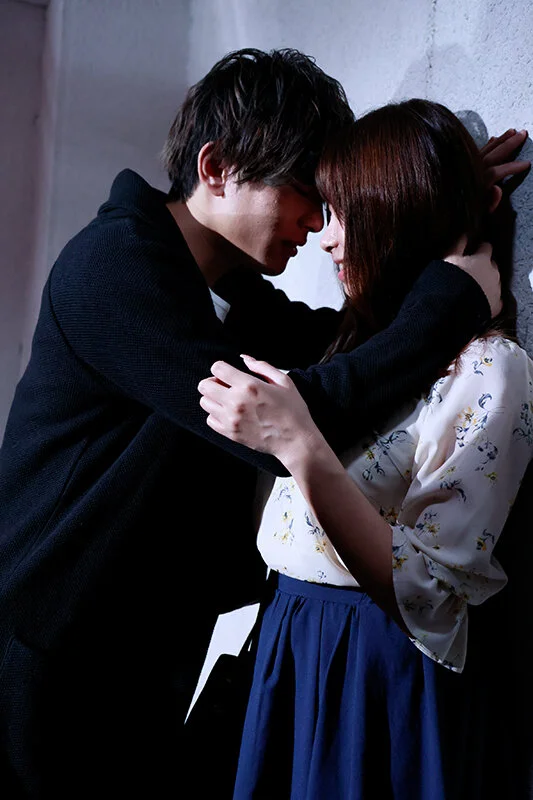 額を寄せ、静かに見つめ合うふたり。息づかいまで伝わりそうな距離に、気持ちが高まっていく瞬間。