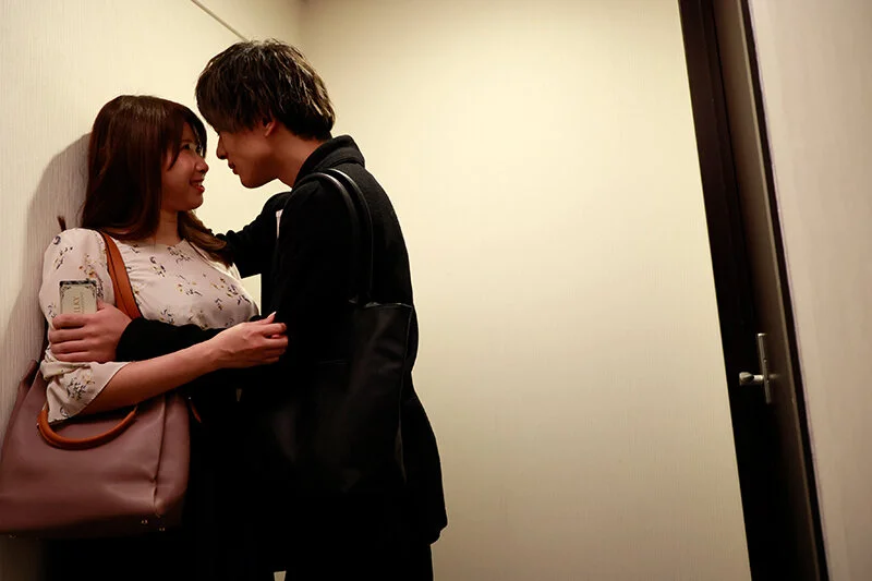 部屋に入ったばかりのふたりが、自然と距離を縮める場面。外とは違う、安心した空気が広がっていく。
