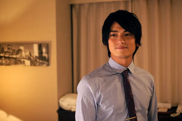 東惣介がやさしく見つめてくるトップショット