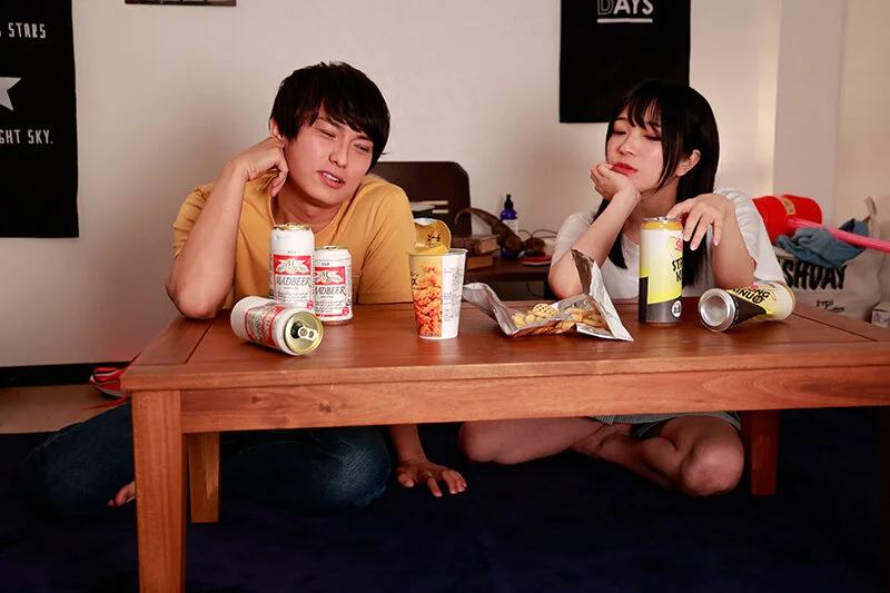 少し気まずさを残しながら食卓を囲む再会直後のふたりの距離感｜東惣介『プロミス・アゲイン』