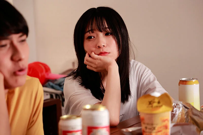 何気ない会話の中でふと見つめてしまう、気持ちが揺れ始める瞬間|東惣介『プロミス・アゲイン』