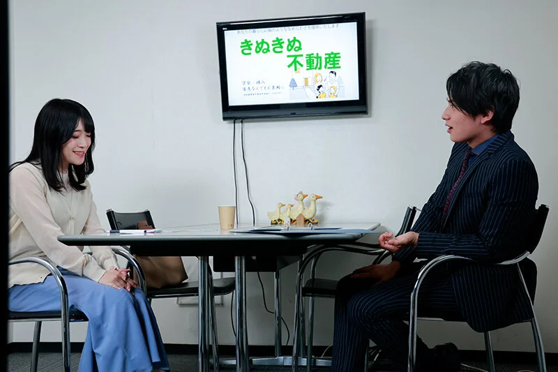 少し緊張を残しながら向き合う再会の席で交わされる静かな会話|東惣介『プロミス・アゲイン』