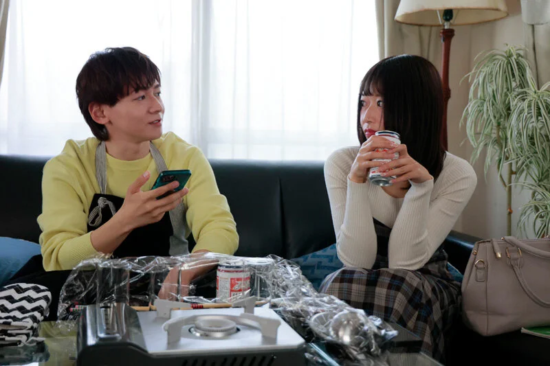 何気ない会話の裏で、まだ言葉にならない違和感と揺れが残る関係