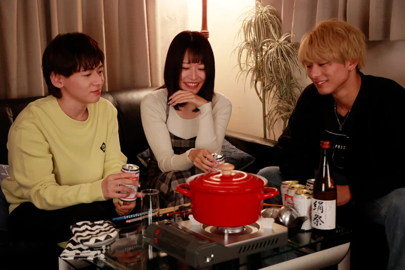 楽しいはずの時間の中で、それぞれの視線や距離に少しずつ違和感が混ざりはじめる夜