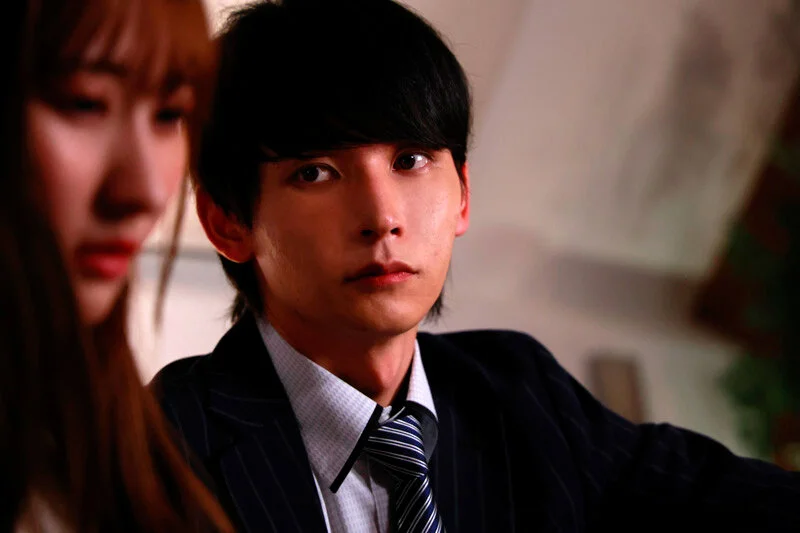 太刀茜祢が女性を見つめながら想いを伝える印象的なシーン｜このまま、やめないで。